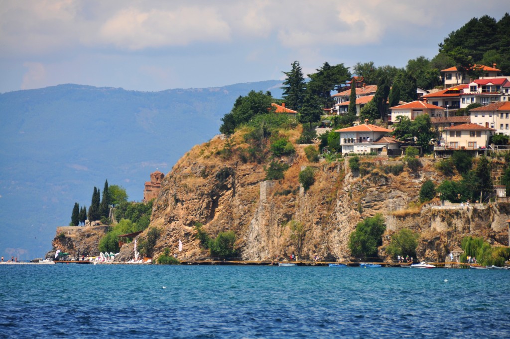Ohrid - skalnatý výbežok do jazera zdobí  kláštor