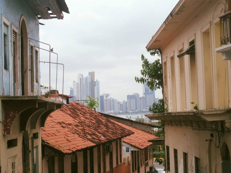 Stará štvrť Casco Viejo verzus moderné Panama City.