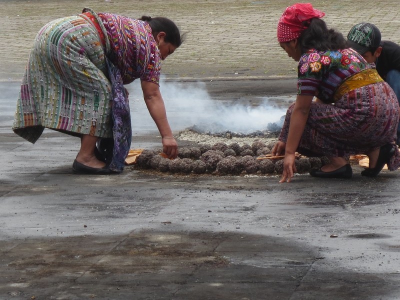 Mayské rituály v meste San Andrez Itzapa v Guatemale.