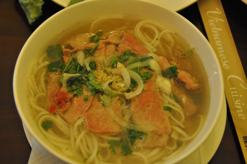 Saigon – tradičná polievka pho bo.